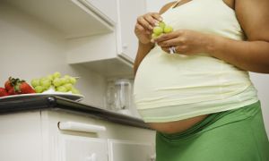 Pregnant-woman-eating-gra-001