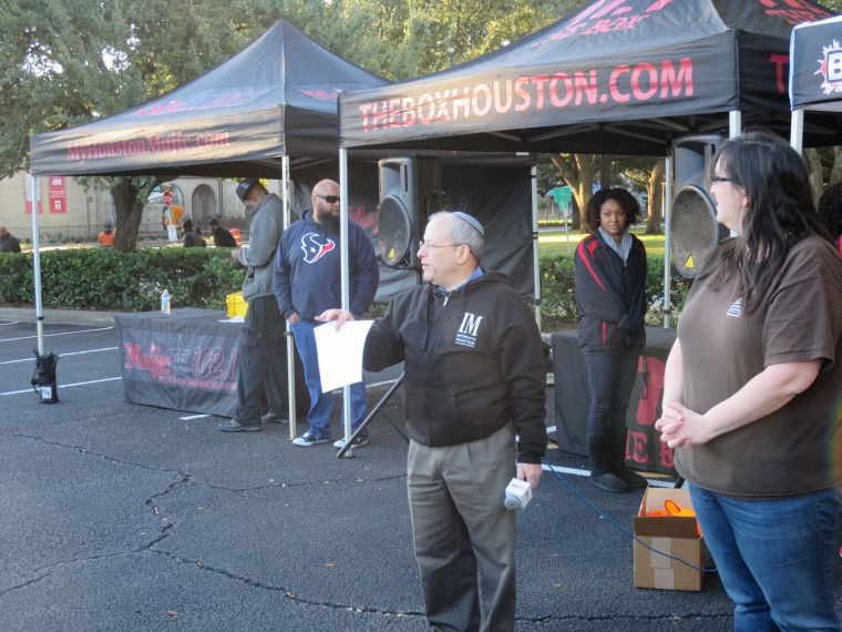 adio One Family & Innerfaith Minstries Delivers Meals On Thanksgiving