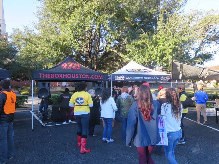 adio One Family & Innerfaith Minstries Delivers Meals On Thanksgiving