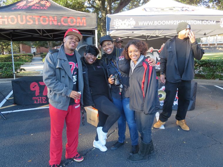 adio One Family & Innerfaith Minstries Delivers Meals On Thanksgiving