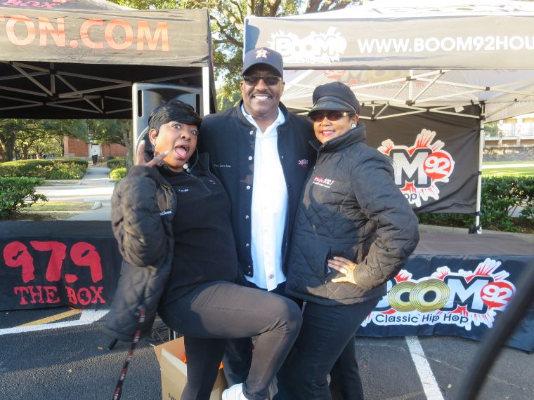 adio One Family & Innerfaith Minstries Delivers Meals On Thanksgiving