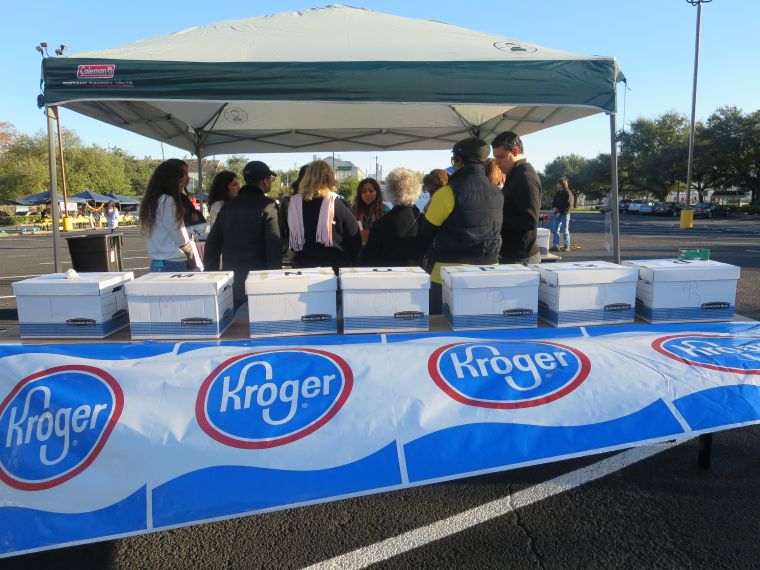 adio One Family & Innerfaith Minstries Delivers Meals On Thanksgiving