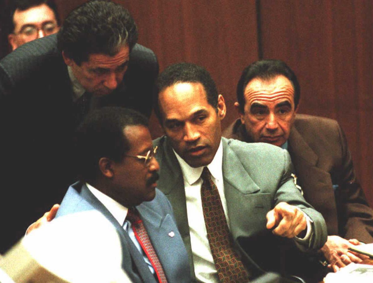 O.J. Simpson (C) confers with attorneys Johnnie Co