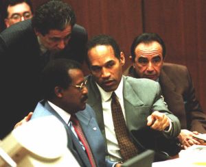 O.J. Simpson (C) confers with attorneys Johnnie Co