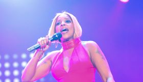 Mary J Blige performs at the 2015 Essence Festival